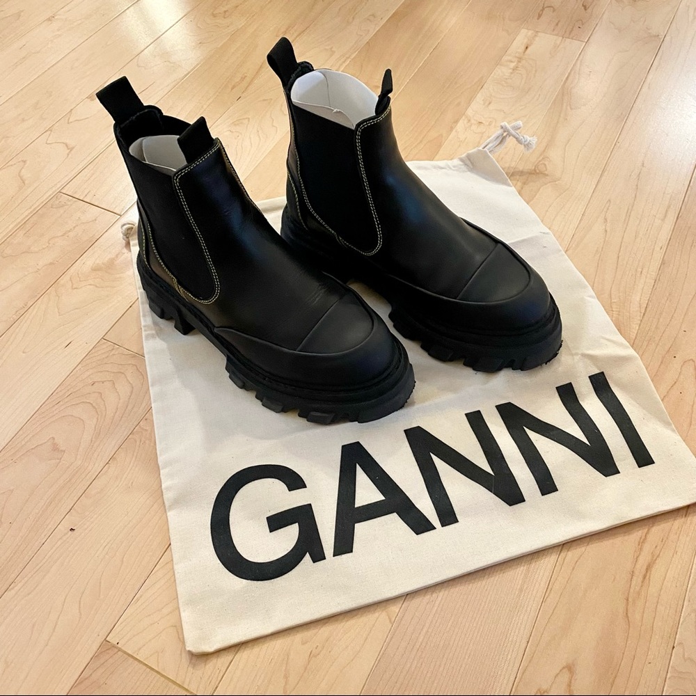 Ganni chelsea boot low black w/ yellow